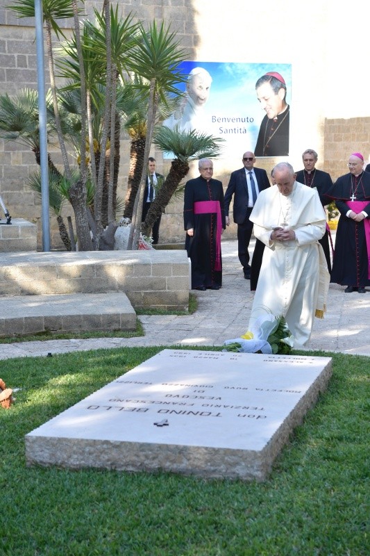 Papa Francesco sosta in preghiera sulla tomba del Servo di Dio