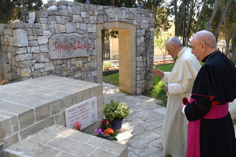 Papa Francesco benedice le spoglie mortali di Maria Imperato, mamma di don Tonino