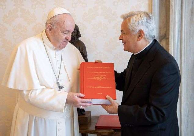 24 giugno 2020, Mons. Domenico Cornacchia consegna nelle mani di Francesco la Positio super Vita, Virtutibus et Fama Sanctitatis del Servo di Dio don Tonino Bello
