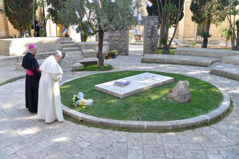 20 aprile 2018, Papa Francesco prega sulla tomba di don Tonino Bello