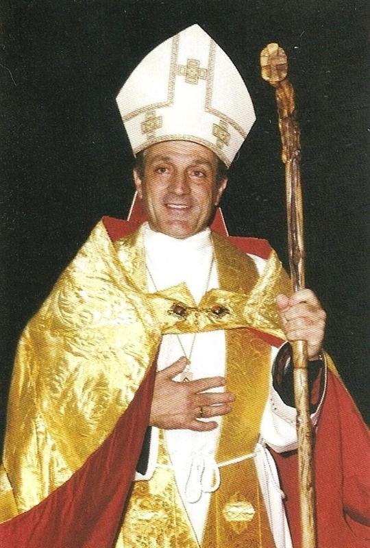 Con i paramenti episcopali