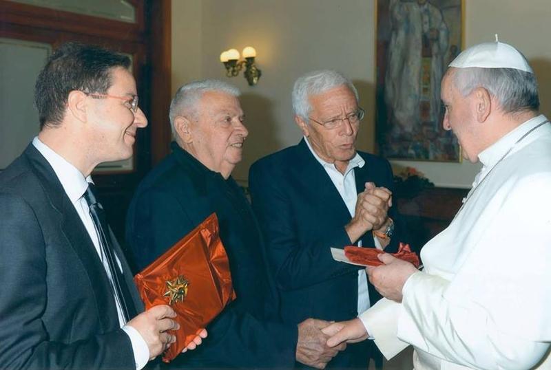 Da sinistra, Giancarlo Piccinni (Presidente della Fondazione don Tonino Bello) Marcello e Trifone Bello consegnano a papa Francesco la croce pettorale di don Tonino Bello